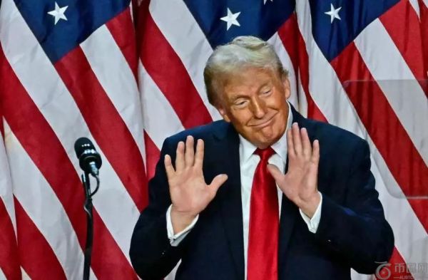 特朗普在商业论坛上发表讲话，宣布美国进入“黄金时代”