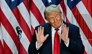 特朗普在美国商业论坛上发表讲话，宣布美国进入“黄金时代”。